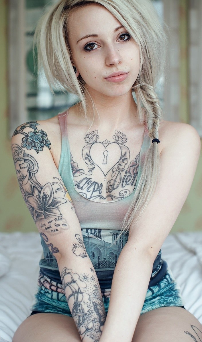 Порно фото молоденькой блондинки с пирсингом в языке и тату на теле