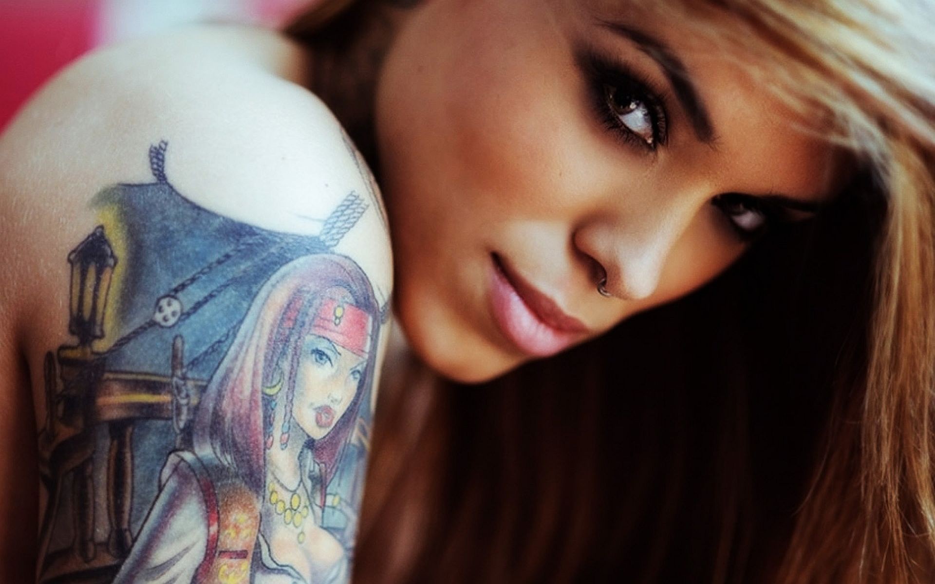 Девушка с татуировкой 