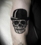 skull tattoo with had
