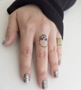 Fingers skulls tattoo