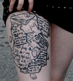 Black puzzle's quote tattoo on leg