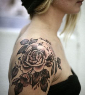 Blonde girl's shoulder tattoo