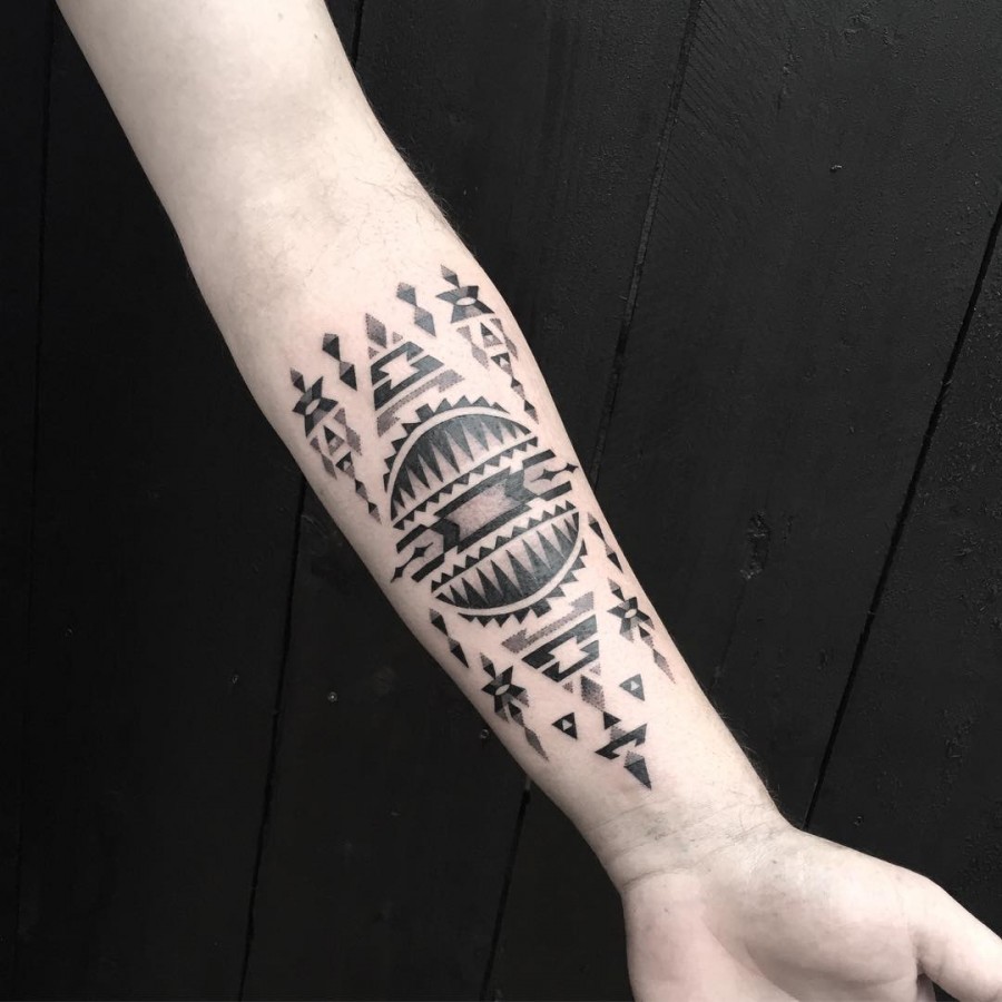 jeykill-bleunoir-geometric-blackwork-tattoo
