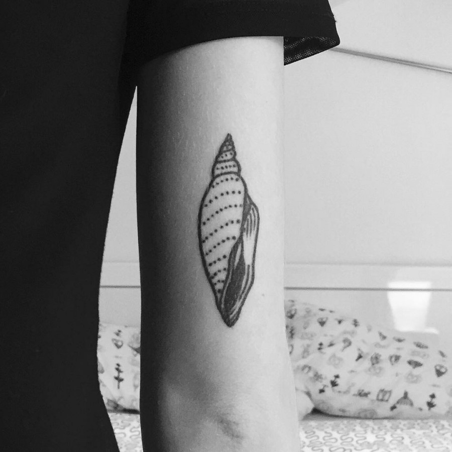 lovely seashell tattoo by armelle stb