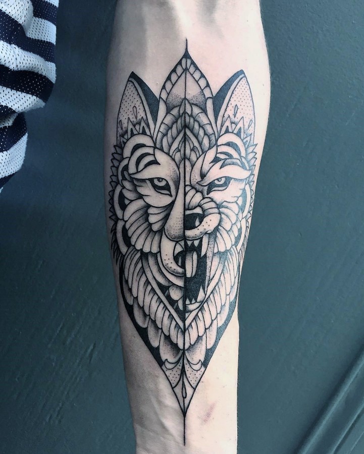 veenom-bleunoir-wolf-blackwork-tattoo
