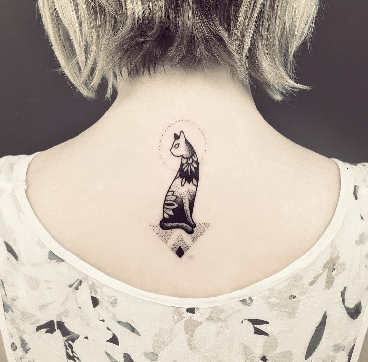 violette-bleunoir-cat-blackwork-tattoo1