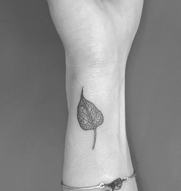 autumn-leaf-on-wrist-tattoo