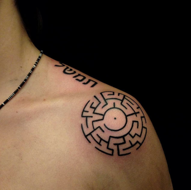 labirynth-shoulder-tattoo