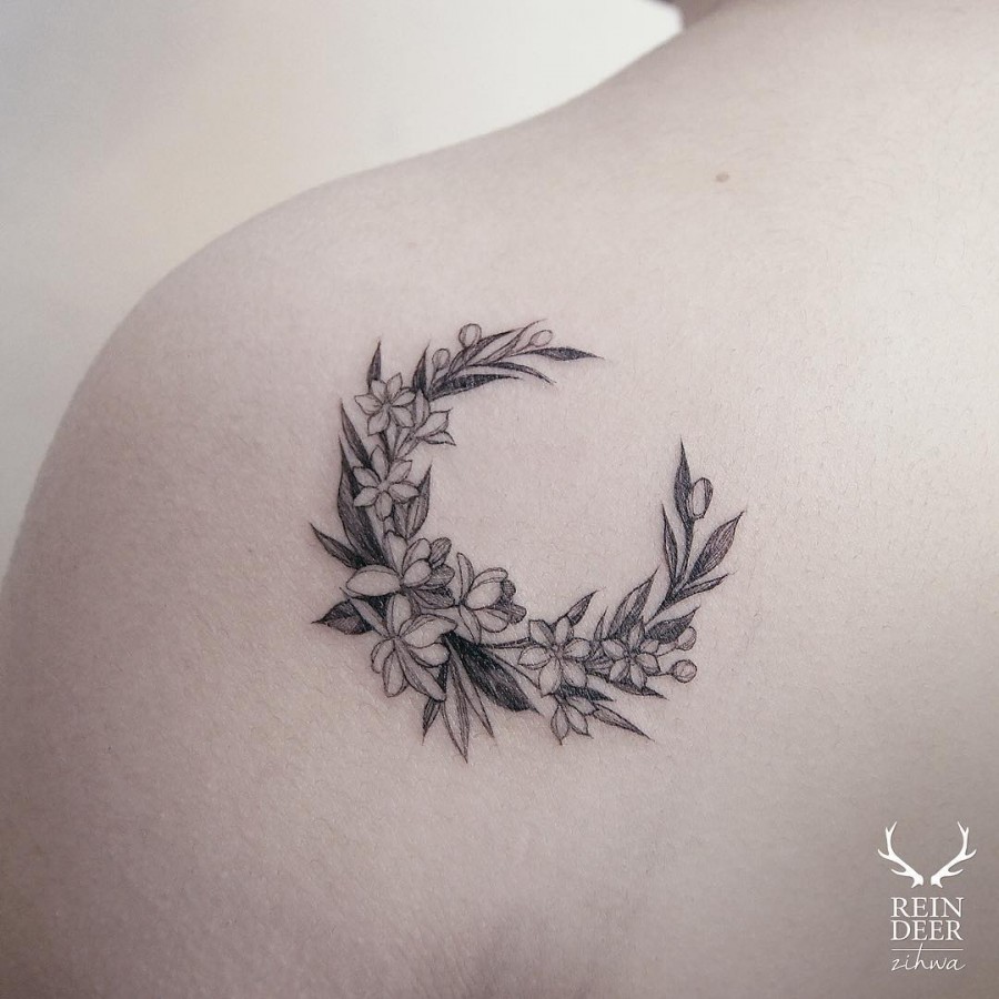 lovely-back-shoulder-flower-tattoo