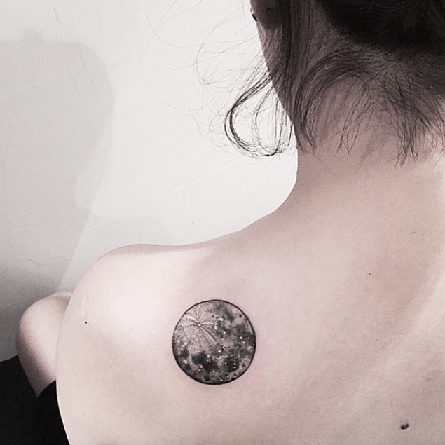 moon-shoulder-tattoo