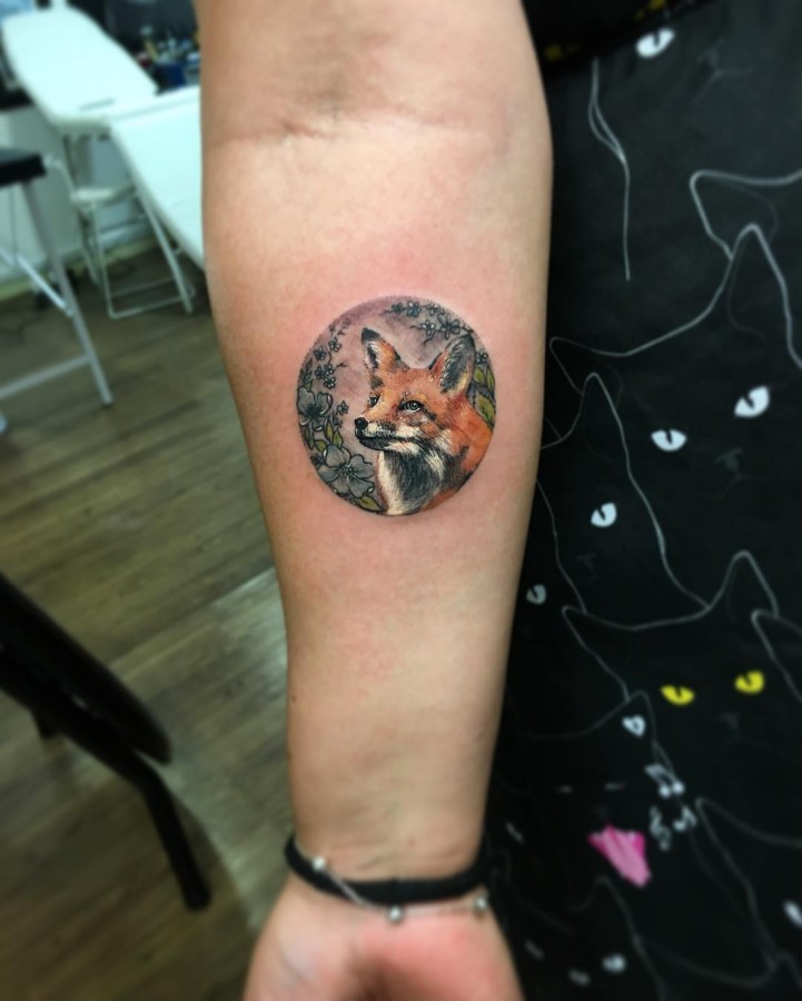 tiny-fox-circle-tattoo