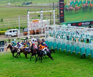 Action-Packed Pune Horse Race At Pune Race Course 