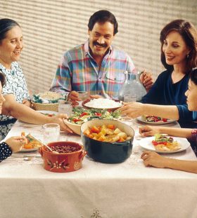 1280px-Family_eating_meal