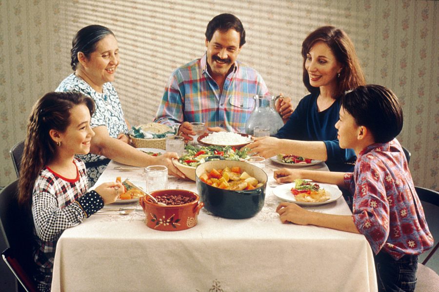 1280px-Family_eating_meal