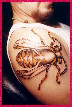 insect-tattoo-bee-on-shoulder