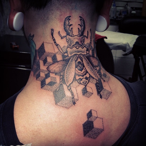 insect-tattoo-optical-illusion-cube-dot-work-bug