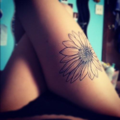thigh tattoo daisy
