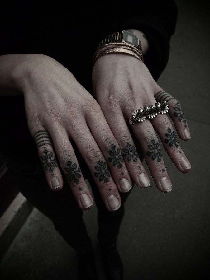finger tattoos by guy le tattooer
