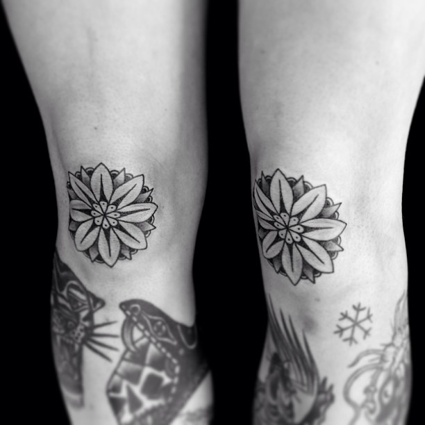 flowers knee tattoo by jean philippe burton