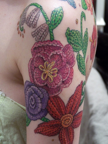 pullover feeling flower tattoo