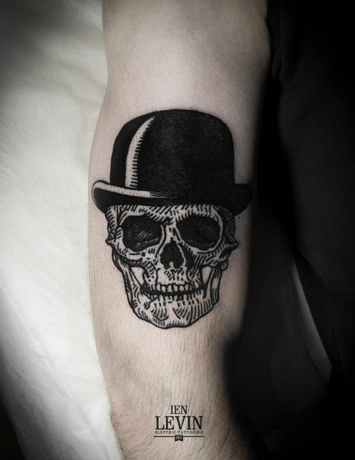 skull tattoo with had