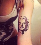 Amaizing Marilyn Monroe on arm