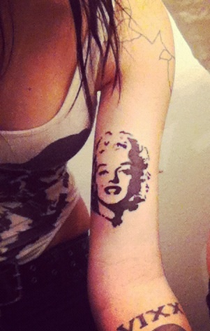 Amaizing Marilyn Monroe on arm