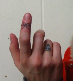 Bow and crystal fingers tattoo