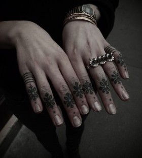 Fingers ornaments tattoo