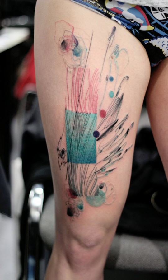 marta lipinski abstract leg tattoo