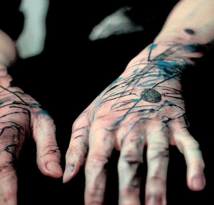 marta lipinski back and blue hands tattoo