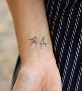 hand tattoo cool little birds