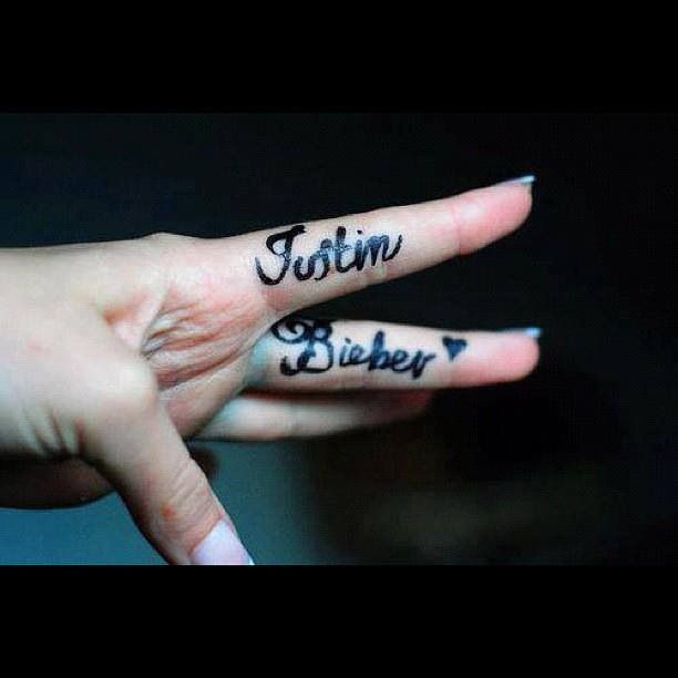 justin bieber tattoo on the fingers