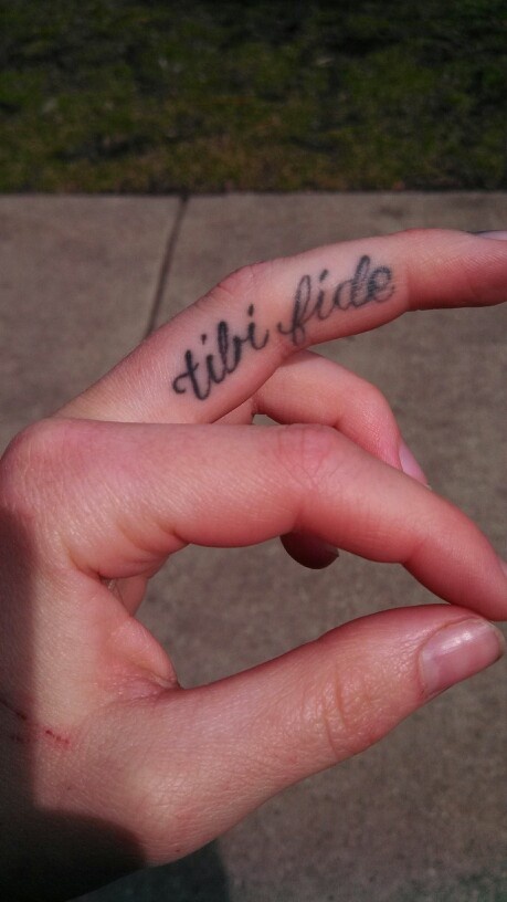 words on fingers tibilide