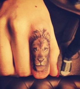 Awesome fingers lion tattoo