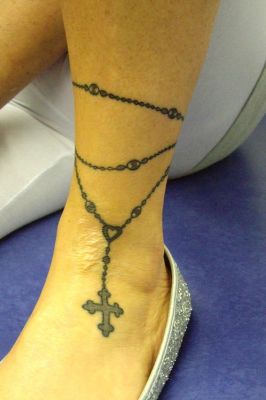 chaine and cross on the leg