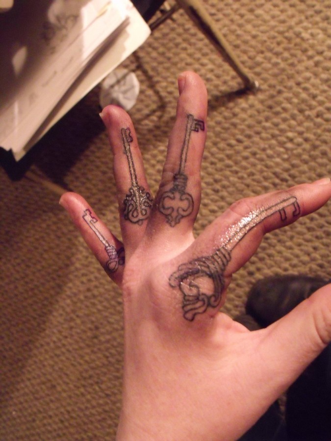 key-tattoo-on-fingers