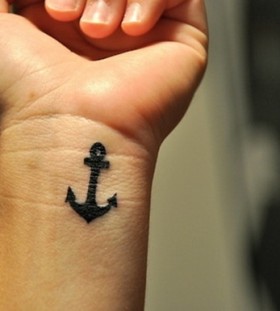 small black anchor