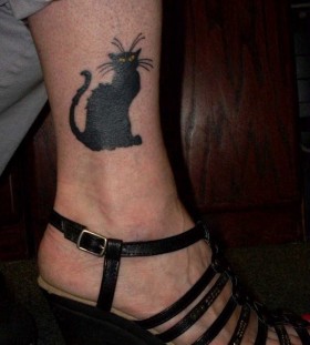 sweet cat tatto on leg