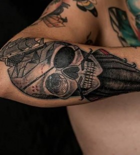 Black skull tattoo by Tyago Compiani