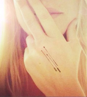 Cool girl's arrow tattoo