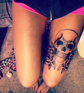 Legs flower and skull tattoo