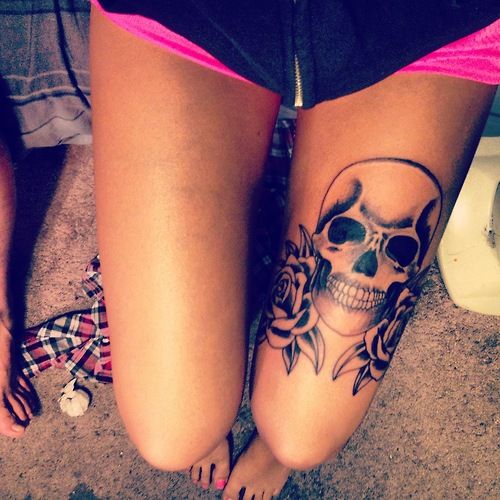 Legs flower and skull tattoo