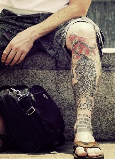 Adorable men’s tiger tattoo on leg