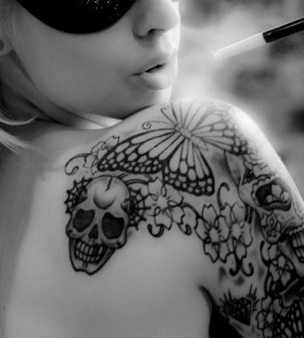 Adorable women black shoulder tattoo