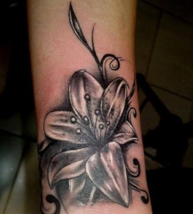 Amaizing black flower tattoo on leg