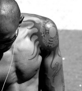 Amazing black men sun tattoo on shoulder