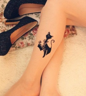 Aodrable black cat tattoo on leg