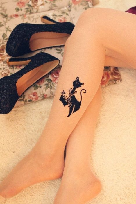 Aodrable black cat tattoo on leg