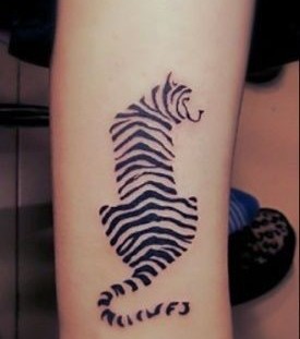 Black lines tiger tattoo on leg